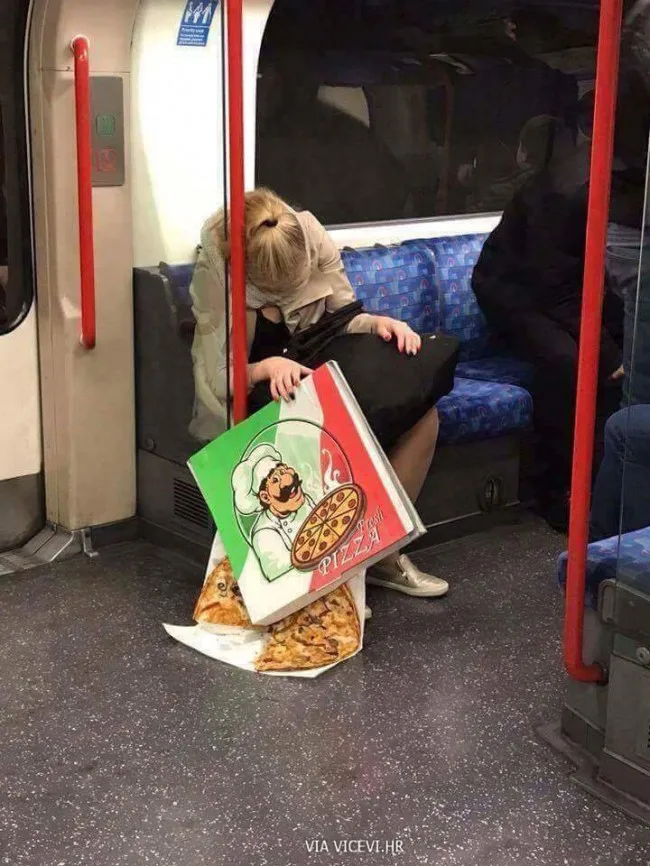 Tehnički gledano, pizza nije dotaknula pod